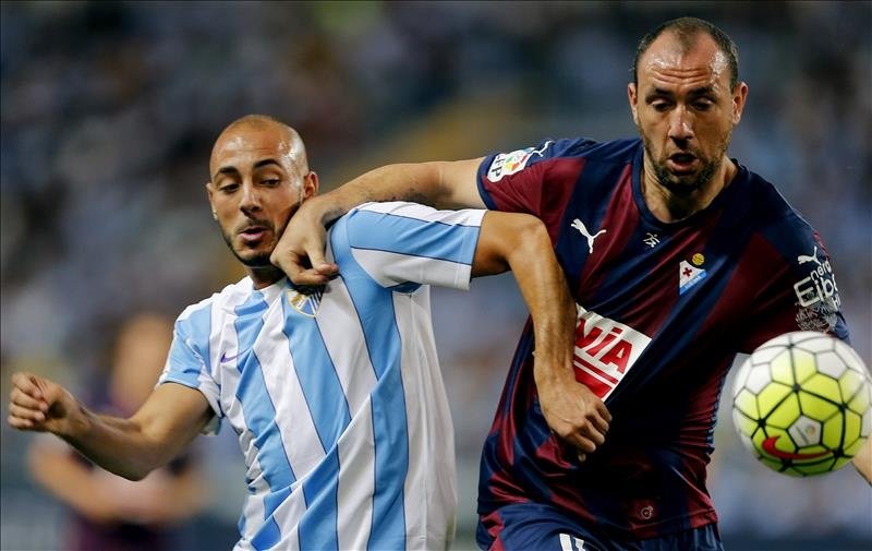 El delantero marroquí del Málaga, Nordin Amrabat (i), lucha por el balón ante el defensa del Eibar, Iván Ramis, durante el encuentro correspondiente a la tercera jornada de primera división, que disputaron en el estadio de La Rosaleda en Málaga. EFE 