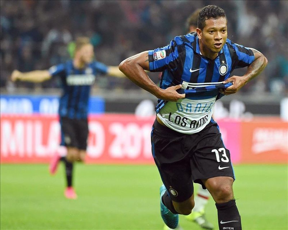 El centrocampista del Inter Fredy Guarin celebra el 1-0 durante el partido de la Serie A que jugaron  Inter Milan y AC Milan en el Giuseppe Meazza stadium de Milan, Italia. EFE/EPA