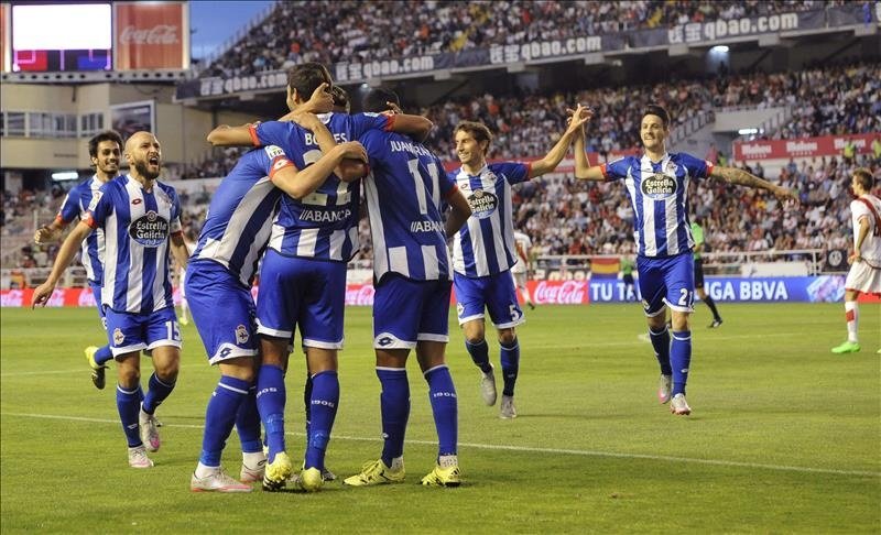 El centrocampista costarricense del Deportivo Celso Borges recibe la felicitación de sus compañeros tras marcar de cabeza el primer gol del equipo frente al Rayo Vallecano, durante el partido de la tercera jornada de la Liga de Primera División que se juega hoy en el estadio de Vallecas. EFE