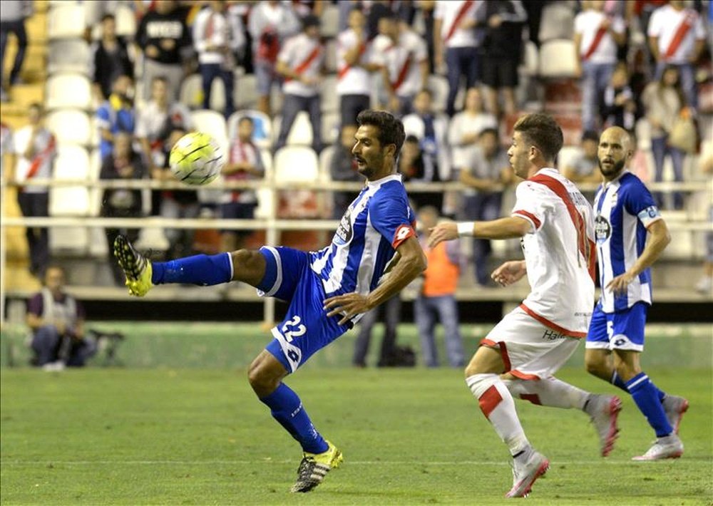 El centrocampista del Deportivo Borges (i) y el del Rayo, Adrián Embarba (d), disputan un balón durante el partido de la tercera jornada de la Liga de Primera División. EFE/Archivo