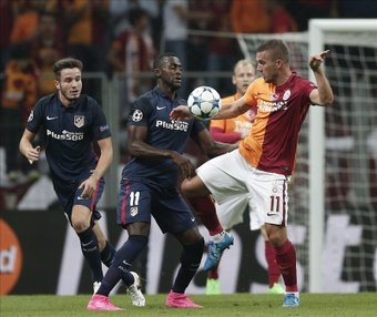 Lukas Podolski, quien jugó en Turquía durante cuatro temporadas en Galatasaray y Antalyaspor, se ha volcado con los afectados del terremoto. El futbolista del Górnik Zabrze donará dinero, ropa y víveres.
