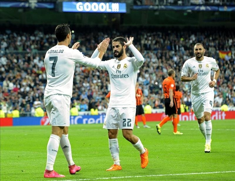 El defensa del Real Madrid Cristiano Ronaldo (i) celebra con su compañero Isco el tercer gol marcado al Shakhtar Donetsk durante el partido de la primera jornada de la fase de grupos de la Liga de Campeones, que se jugó en el estadio Santiago Bernabéu. EFE