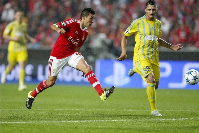 Nico Gaitan (i) del SL Benfica intenta anotar ante Roger Canas del Astana este martes, en un partido de la Liga de Campeones UEFA en el Luz Stadium en Lisboa (Portugal). EFE