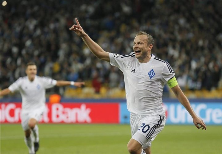 El Dinamo de Kiev empata sobre el silbido final con un polémico gol