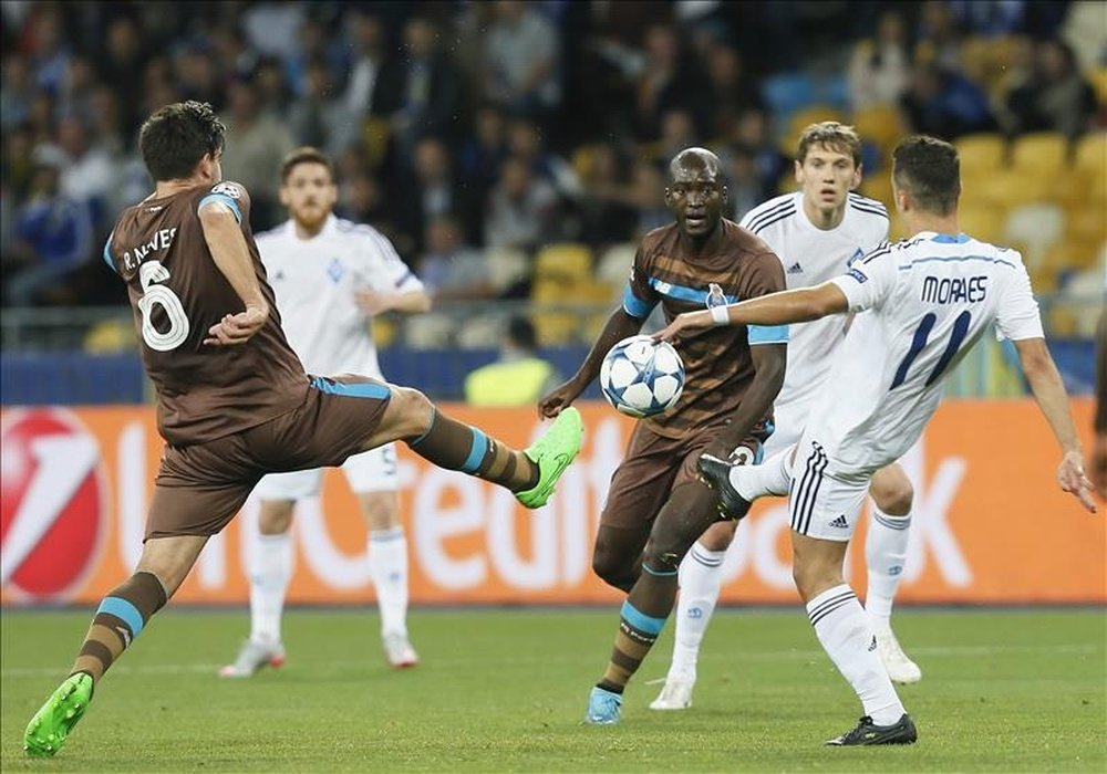 Ruben Neves (i) del Porto disputa el balón contra Junior Moraes (d) del Dynamo durante un partido del grupo G del torneo UEFA Champions Leage en el estadio Olympiyskiy en Kiev (Ucrania). EFE