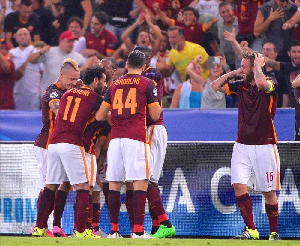 Los jugadores de la AS Roma celebran un gol ante el FC Barcelona durante el partido del grupo E de la Liga de Campeones disputado en el estadio Olímpico de Roma, Italia. EFE