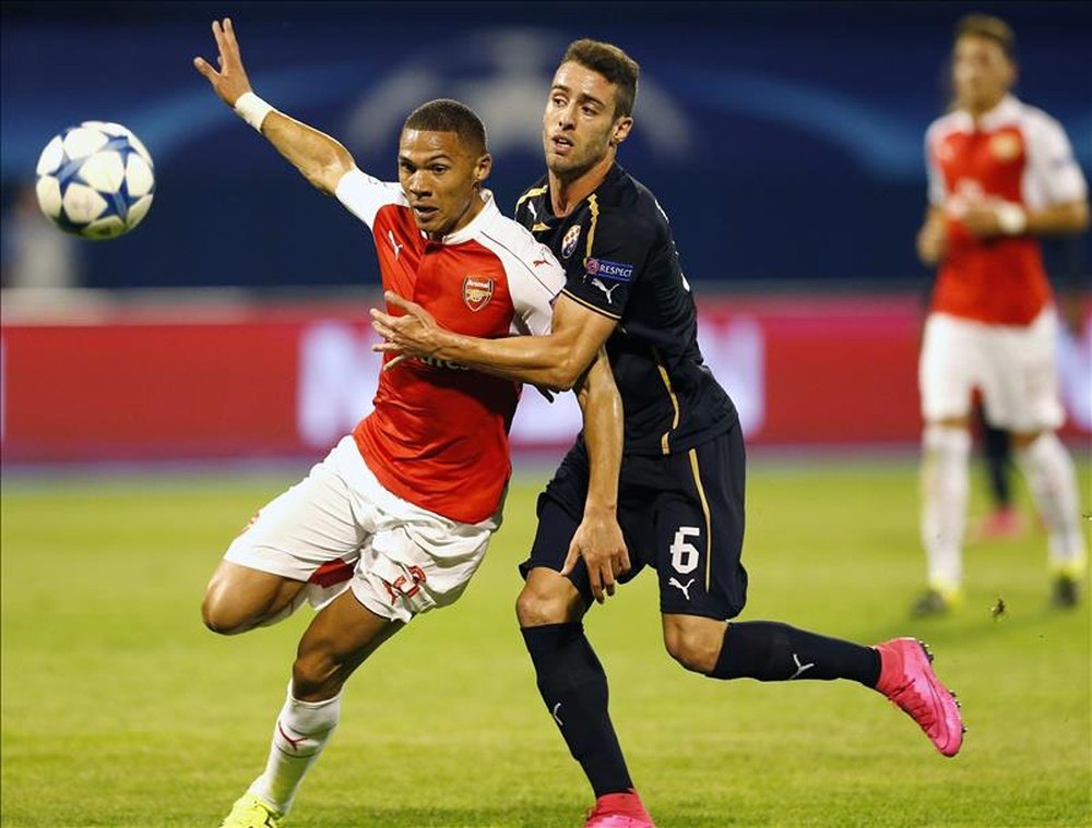 El jugador del Arsenal Kieran Gibbs (i) disputa el balón ante Ivo Pinto (d) del Dinamo Zagreb durante un partido de la Liga de Campeones de la UEFA en Zagreb (Croacia). El Zagreb ganó 2-1. EFE