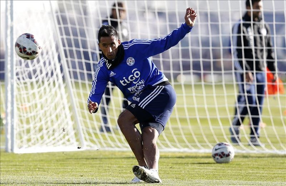 Gremio anunció el fichaje del atacante paraguayo Lucas Barrios. EFE/Archivo