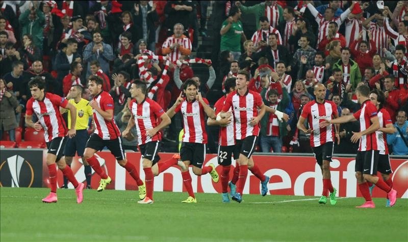 Los jugadores del Athletic de Bilbao celebran el primer gol ante el Augsburgo, durante el partido de la primera jornada de la fase de grupos de la Liga Europa en el estadio de San Mamés, en Bilbao. EFE