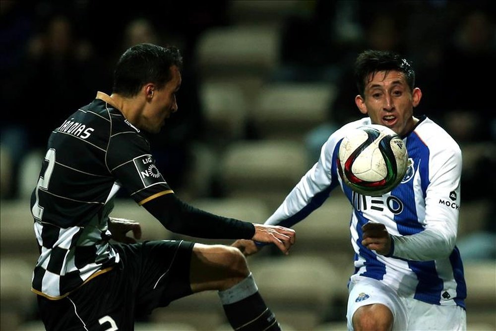 El Newcastle quiere al jugador mexicano. EFE/Archivo