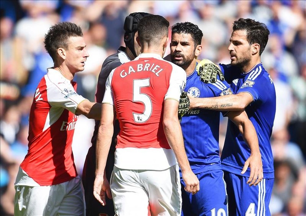 El delantero del Chelsea Diego Costa (2-d) se encara con el central Gabriel Paulista (C), acción por la que Gabriel fue expulsado, durante el partido de la Premier League que han jugado Chelsea FC y Arsenal FC en Stamford Bridge en Londres, Reino Unido. EFE/EPA