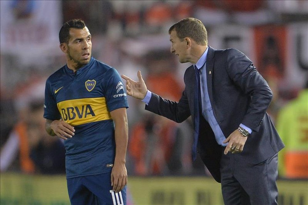 El jugador de Boca Juniors Carlos Tevez (i) habla con el entrenador Rodolfo Arruabarrena (d). EFE/Archivo