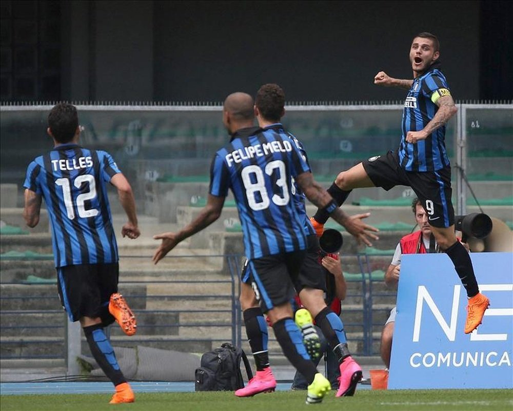 El delantero del Inter de Milán Mauro Icardi (d) festeja el gol que ha permitido a su equipo conservar el liderato en el duelo AC Chievo Verona e FC Inter en el Bentegodi de Verona, Italia. (Italia) EFE/EPA