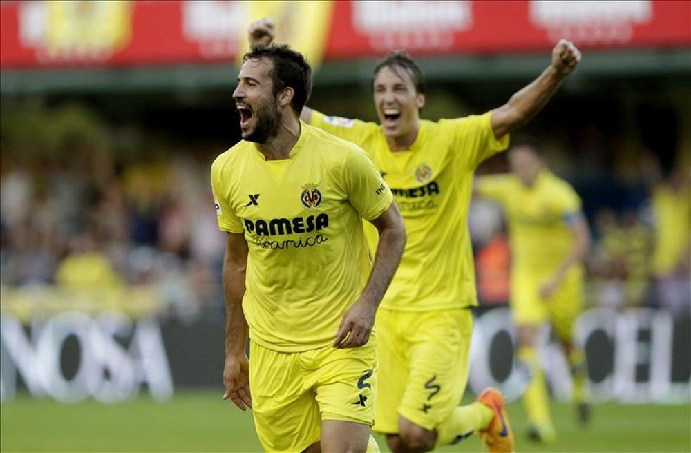 El defensa del Villarreal Mario Pérez (i) celebra su gol, el segundo del equipo frente al Athletic de Bilbao, durante el partido de la cuarta jornada de Liga de Primera División que se jugó en el estadio de El Madrigal. EFE