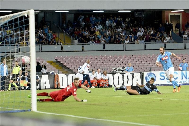 El delantero argentino del Nápoles Gonzalo Higuain (d) logra el 4-0 durante el partido de la Serie A que han jugado Nápoles y Lazio en San Paolo, Nápoles, Italia. EFE/EPA