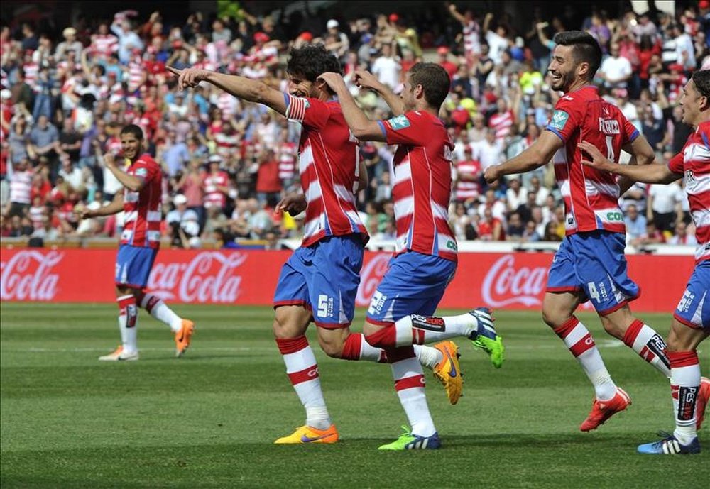El defensa del Granada Diego Mainz (i) celebra un gol con sus compañeros. EFE/Archivo