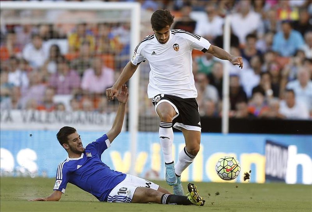 El centrocampista portugués del Valencia, Andre Gomes (d) y el centrocampista del Betis Daniel Ceballos luchan por el balón durante el partido de la cuarta jornada de Liga que disputaron este sábado en el estadio Mestalla de Valencia. EFE