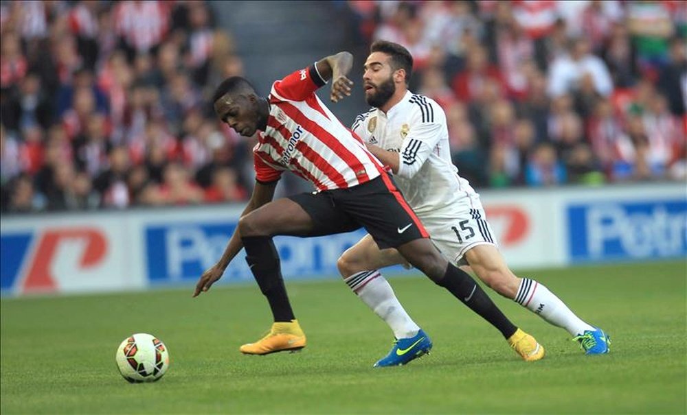 El delantero del Athletic de Bilbao, Iñaki Williams (i), disputa un balón con el defensa del Real Madrid, Daniel Carvajal (d). EFE/Archivo