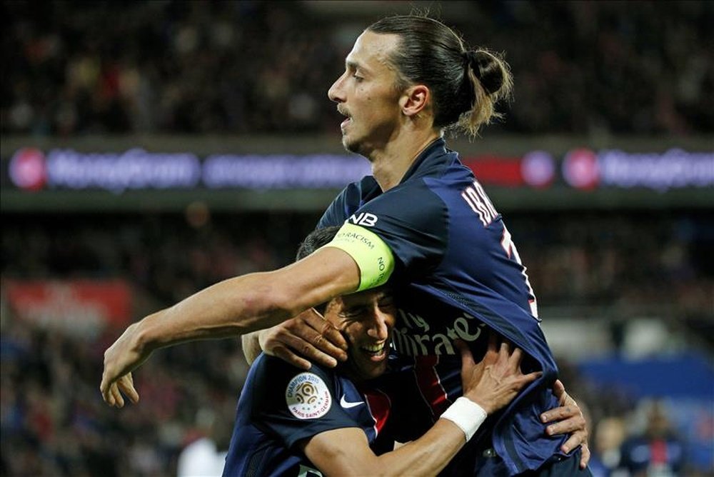 El jugador Zlatan Ibrahimovic (d) del Paris Saint Germain celebra con Ángel Di María después de anotar el 3-0 contra EA Guingamp hoy, martes 22 de septiembre de 2015, durante un partido de la Primera Liga de Francia realizado en el estadio Parque de los Príncipes en París (Francia). EFE