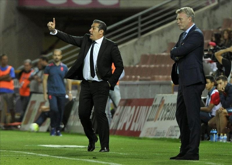 El entrenador del Granada, José Ramón Sandoval (i), y el de la Real Sociedad, David Moyes, durante el partido de la quinta jornada de Liga en Primera División disputado esta noche en el estadio Nuevo Los Cármenes, en Granada. EFE