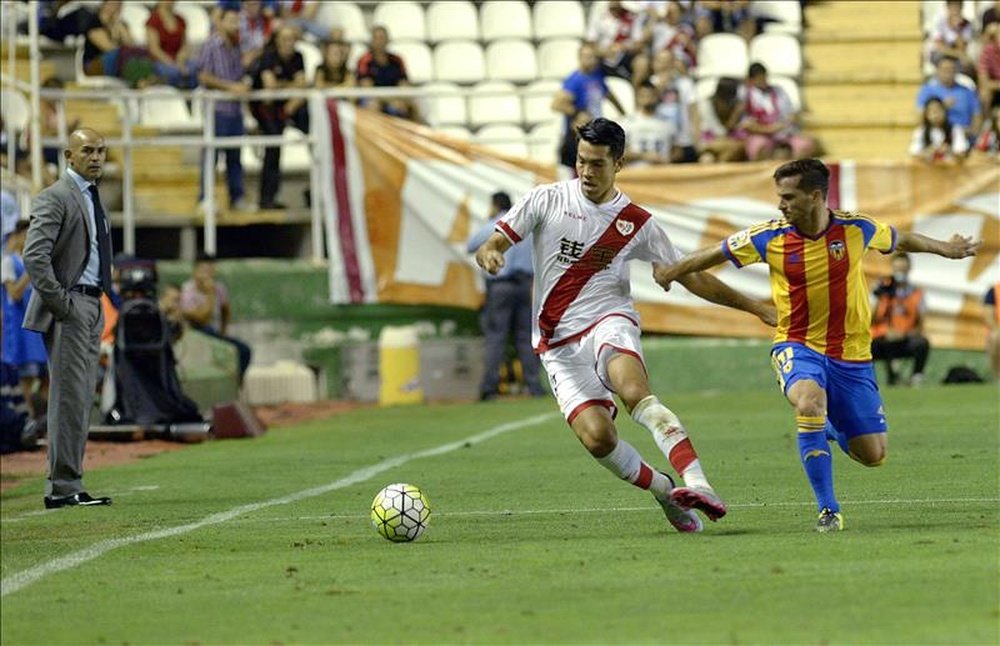 El delantero venezolano del Rayo Vallecano Nicolás Ladislao Fedor Miku (i) lucha el balón con el argentino Pablo Piatti (d), del Valencia CF. EFE/Archivo