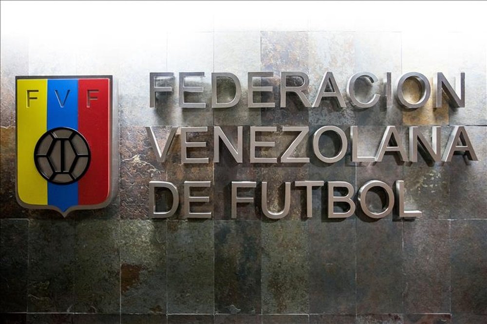 Vista del símbolo de la Federación Venezolana de Futbol (FVF) en la sede del organismo en Caracas (Venezuela). Rafael Esquivel es expresidente de este organismo. EFE/Archivo