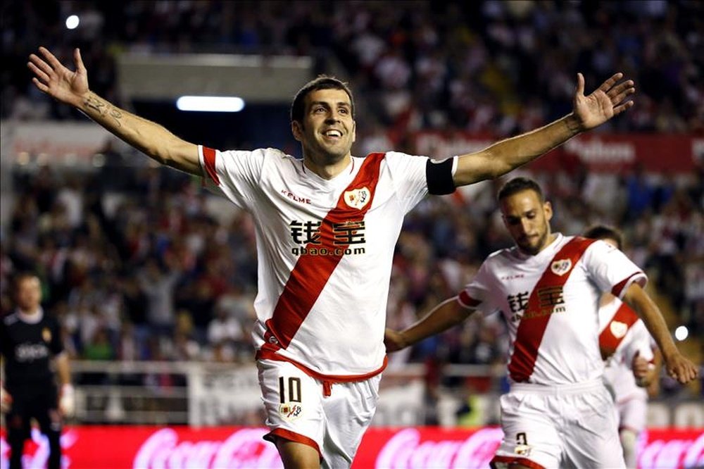 El centrocampista del Rayo Vallecano, Roberto Trashorras (c), celebra su gol ante el Sporting durante el partido de Liga de Primera División disputado en el estadio de Vallecas. EFE