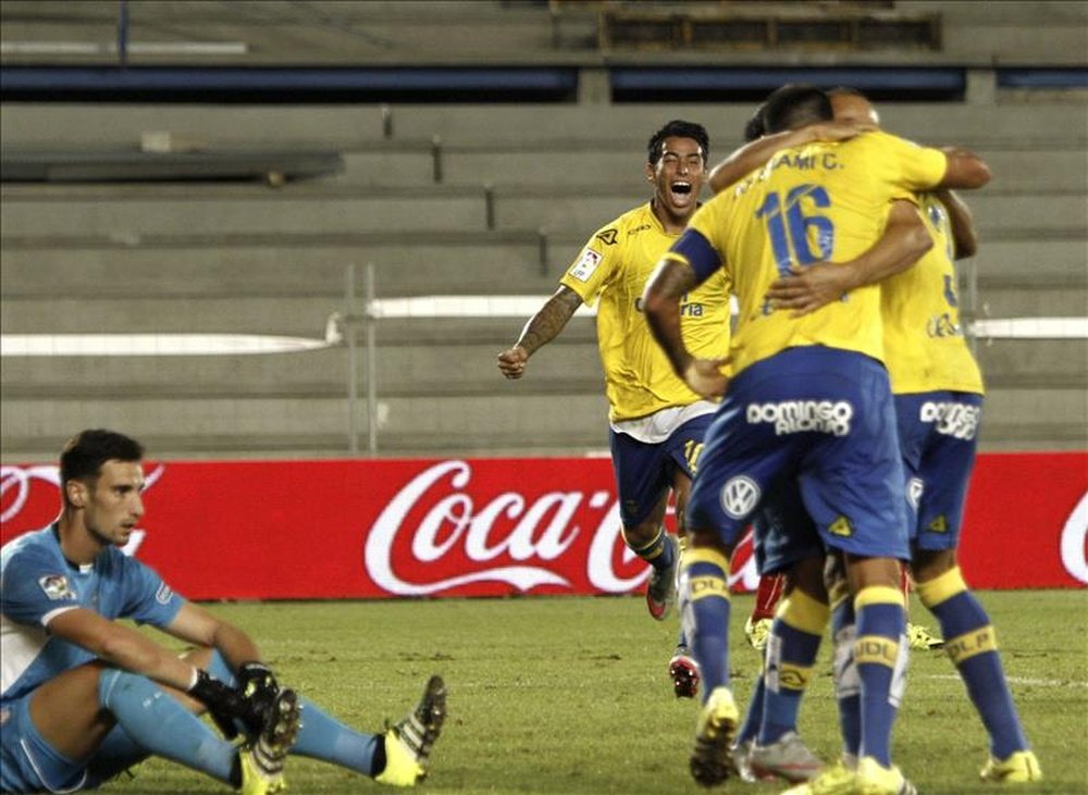 Los jugadores de la UD Las Palmas celebran el segundo gol ante el Sevilla, durante el encuentro correspondiente a la quinta joranda de Liga en Primera División disputado en el Estadio de Gran Canaria. EFE/Ángel Medina G.