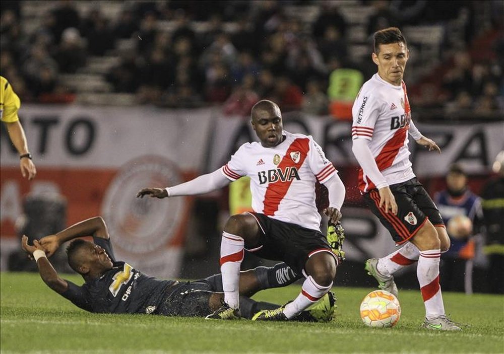 El jugador Eder Álvarez Balanta de River Plate disputa el balón con Pervis Estupiñan de Liga de Quito, este 23 de septiembre, durante el partido de la Copa Sudamericana que se disputa en el estadio Monumental de Buenos Aires (Argentina). EFE