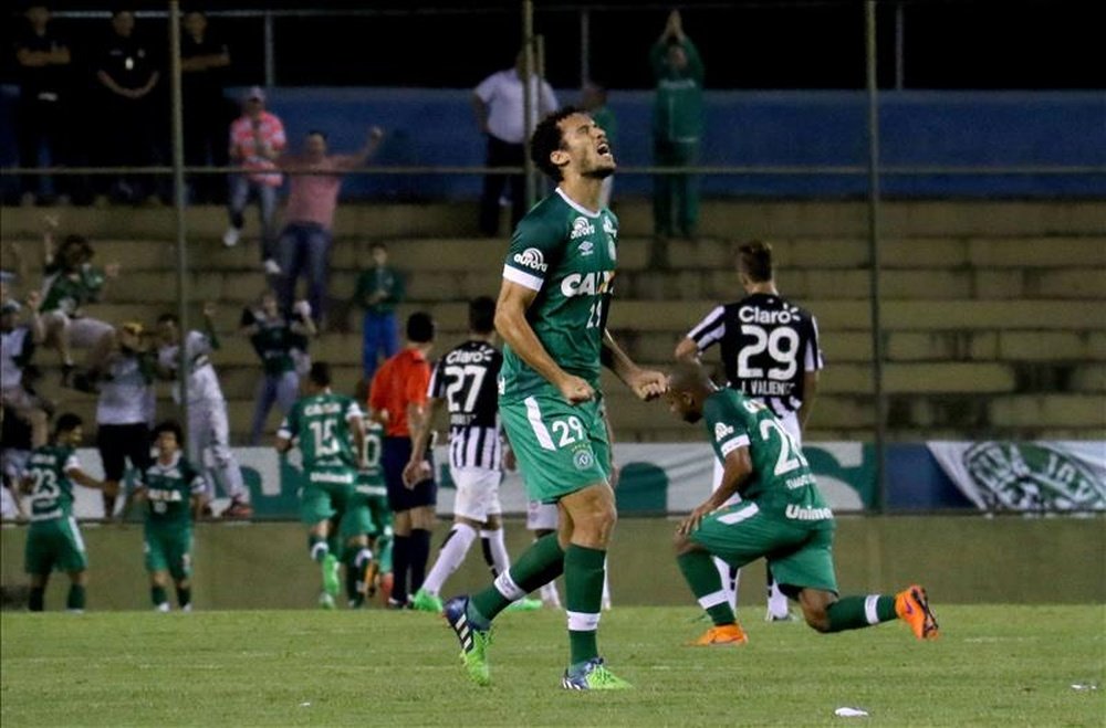El jugador Neto (c) de Chapecoense festeja el gol que anotó su compañero de equipo durante el partido entre Libertad y Chapecoense de la fase de octavos de la Copa Sudamericana, que se disputa en el estadio Dr. Nicolás Leoz en Asunción (Paraguay). EFE