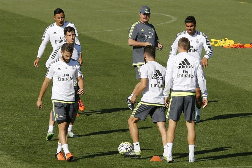Rafa Benítez con Keylor, Rubén, Nacho, Carvajal, Toni Kroos y Casemiro durante un entrenamiento.