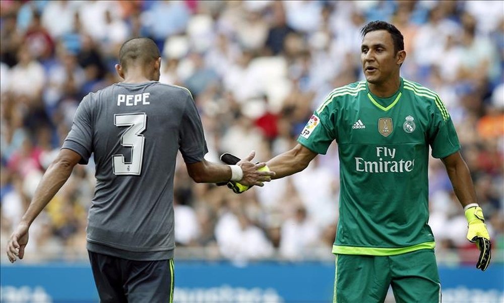 El portero del Real Madrid, Keylor Navas (d) junto al defensa Pepe. EFEA/Archivo