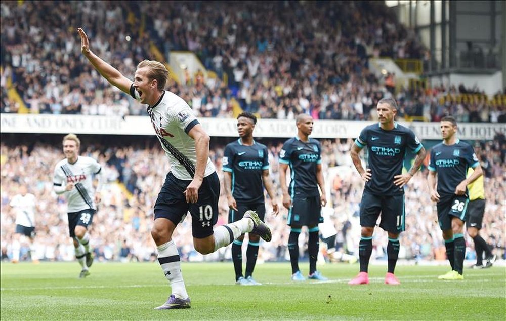 El delantero del Tottenham Harry Kane celebra un gol de su equipo durante el partido de la Premier League que han jugado Tottenham y Manchester City en White Heart Lane en Londres, Reino Unido. EFE/EPA