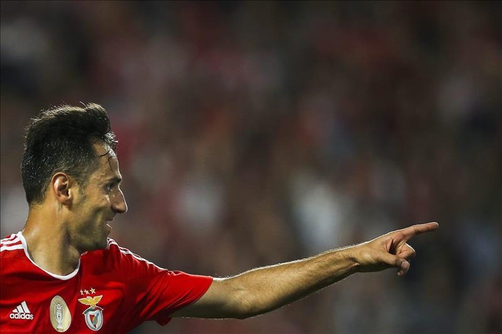 El delantero del SL Benfica Jonas celebra uno de los goles de su equipo ante el Pacos de Ferreira durante el partido de la Liga Portuguesa en Da Luz stadium en Lisboa, Portugal. EFE/EPA