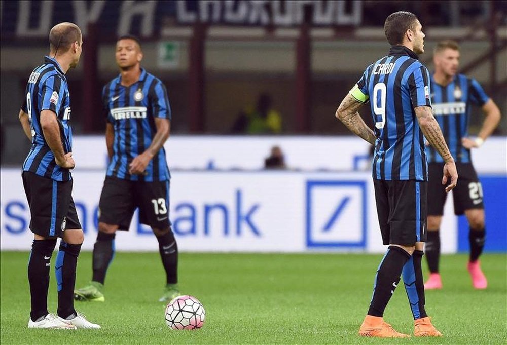 Los jugadores del Inter se disponen a sacar de centro tras encajar unos de los goles del Fiorentina en el partido de la Serie que jugaron Inter y AC Fiorentina en el Giuseppe Meazza de Milan. EFE/EPA