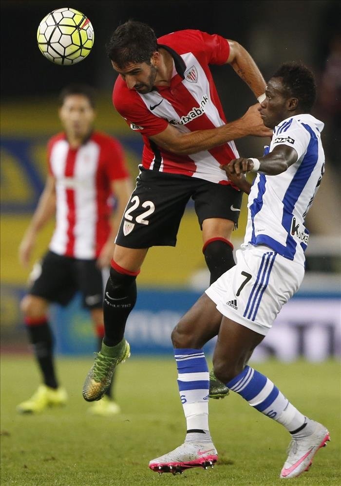 El jugador del Athletic Club Raúl García (i) cabecea un balón ante el portugués Bruma, de la Real Sociedad, durante el partido de Liga en Primera División disputado en el estadio de Anoeta, en San Sebastián, EFE