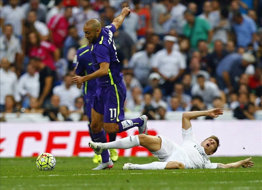 El centrocampista alemán del Real Madrid Toni Kroos (d) pelea un balón con el delantero marroquí del Málaga Nordin Amrabat durante el partido de la sexta jornada de liga en Primera División, disputado el pasado sábado en el estadio Santiago Bernabéu. EFE