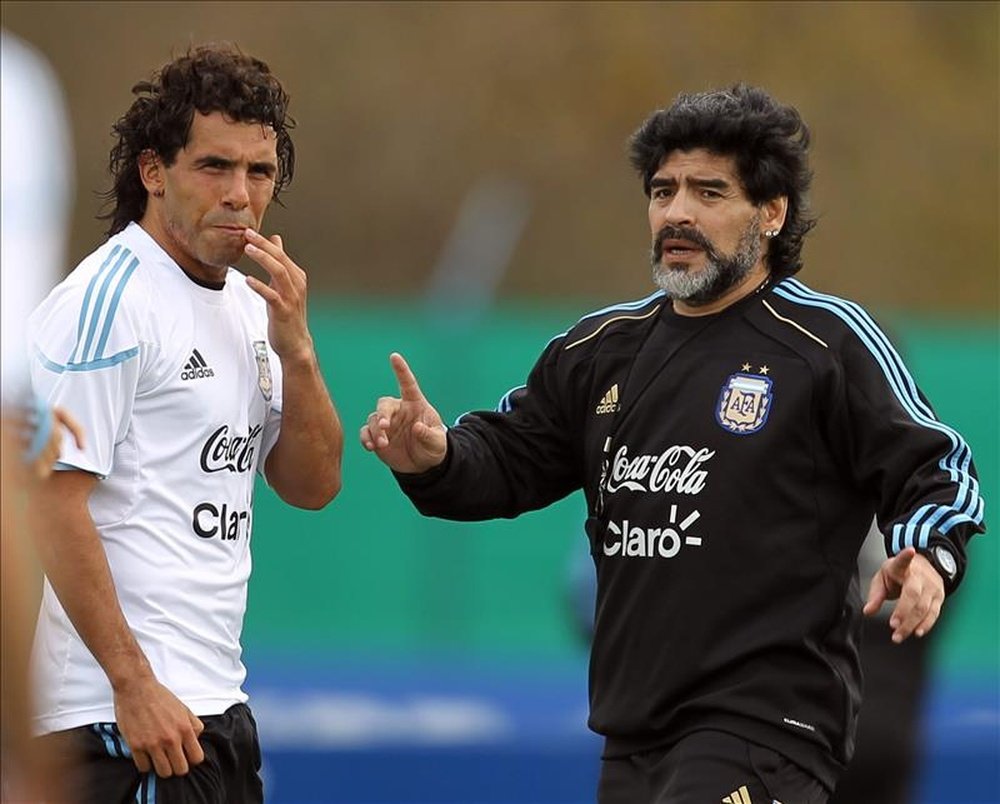 Fotografía tomada en mayo de 2010 en la que se registró al exentrenador de la selección argentina de fútbol Diego Armando Maradona (d) al dar instrucciones al atacante Carlos Tévez (i), durante un entrenamiento en Buenos Aires (Argentina). EFE/Archivo