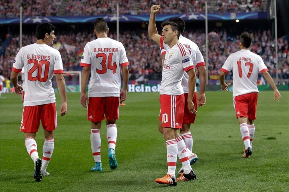 El centrocampista argentino del Benfica Nicolás Gaitán (c), celebra con la afición el gol, que ha supuesto el empate 1-1 durante el partido del Grupo C de la Liga de Campeones contra el Atlético de Madrid, que se jugó en el estadio Vicente Calderón, en Madrid. EFE