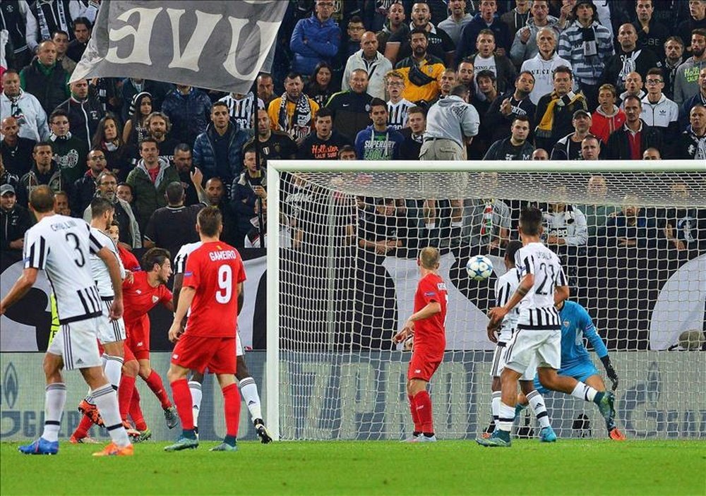L'attaquant de la Juventus, Álvaro Morata marque un but au Séville en Ligue des champions. EFE
