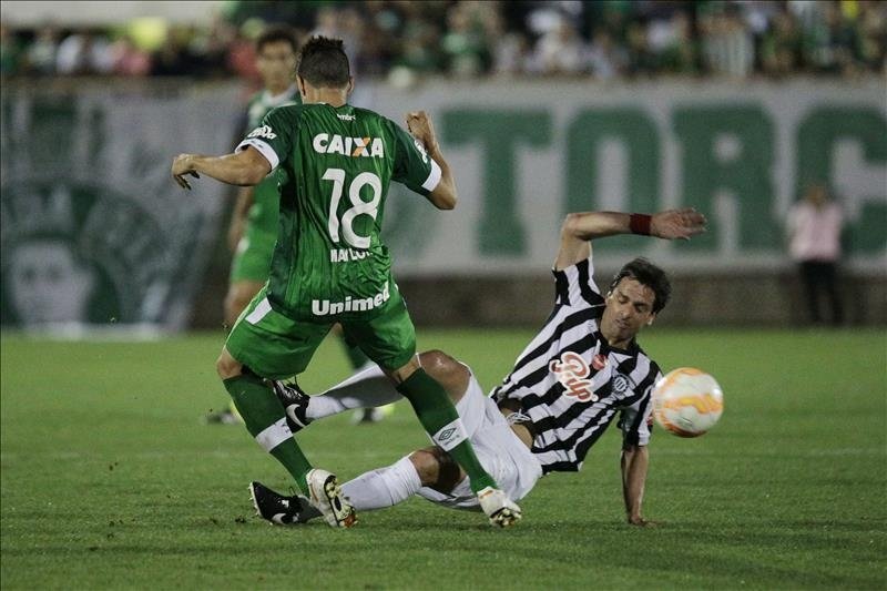 El jugador del Libertad Gustavo Mencia (i) disputa el balón con Mailson (i), del Chapecoense, durante un partido entre el Libertad paraguayo y el Chapecoense brasileño por la Copa Sudamericana, en el estadio Arena Condá, de Chapeco (Brasil). EFE