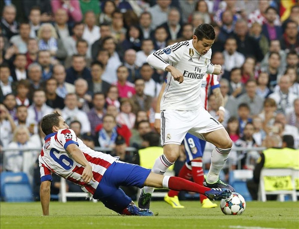 El centrocampista del Real Madrid James Rodríguez (d) disputa el balón con Koke Resurreción, del Atlético de Madrid, durante un partido la pasada temporada. EFE/Archivo