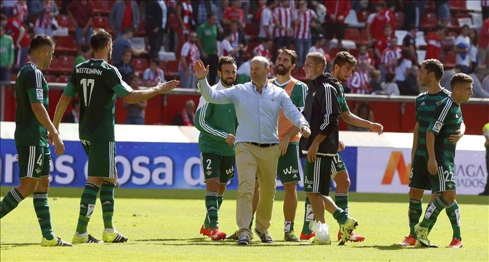 El entrenador del Real Betis Pepe Mel (c) felicita a sus jugadores tras la victoria conseguida ante el Sporting de Gijón, el pasado fin de semana. EFE/Archivo