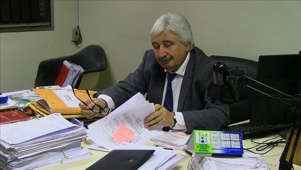 Fotografía del fiscal uruguayo de crimen organizado Juan Gómez durante una entrevista en su despacho, en Montevideo (Uruguay). EFE