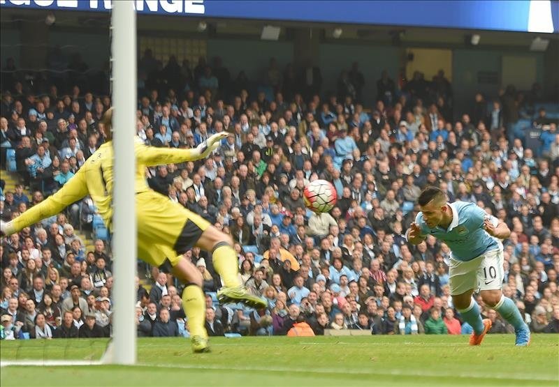 El delantero argentino del Manchester City Sergio Agüero (I) logra uno de sus cinco goles, el primero de ellos, durante el partido de la Premier League que han jugado Manchester City y Newcastle United en el Etihad Satdium de Manchester, Reino Unido. EFE/EPA