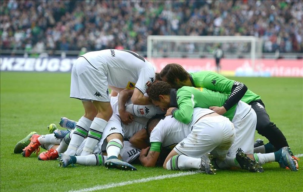 Los jugadores del Gladbach celebran el gol des Havard Nordtveit durante el partido de la Bundesliga que han jugado Borussia Moenchengladbach y VfL Wolfsburg en el Borussia-Park de Moenchengladbach, Alemania.  EFE/EPA