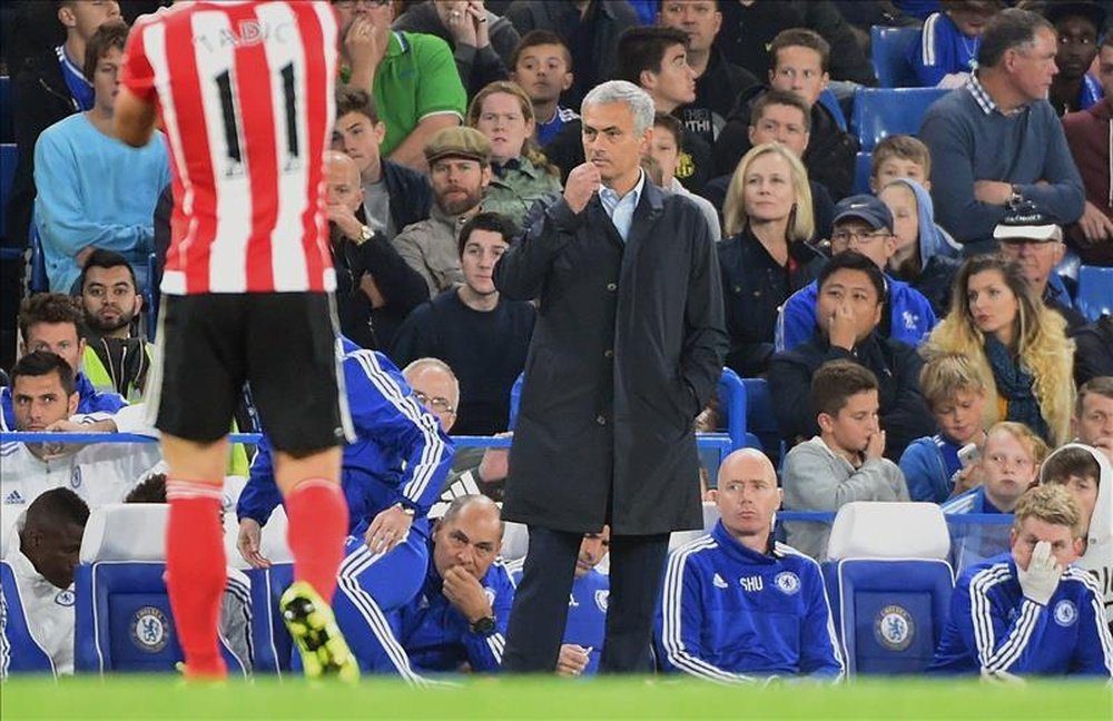 El técnico del Chelsea Mourinho durante el Chelsea-Southampton en Stamford Bridge en Londres. EFE/EPA