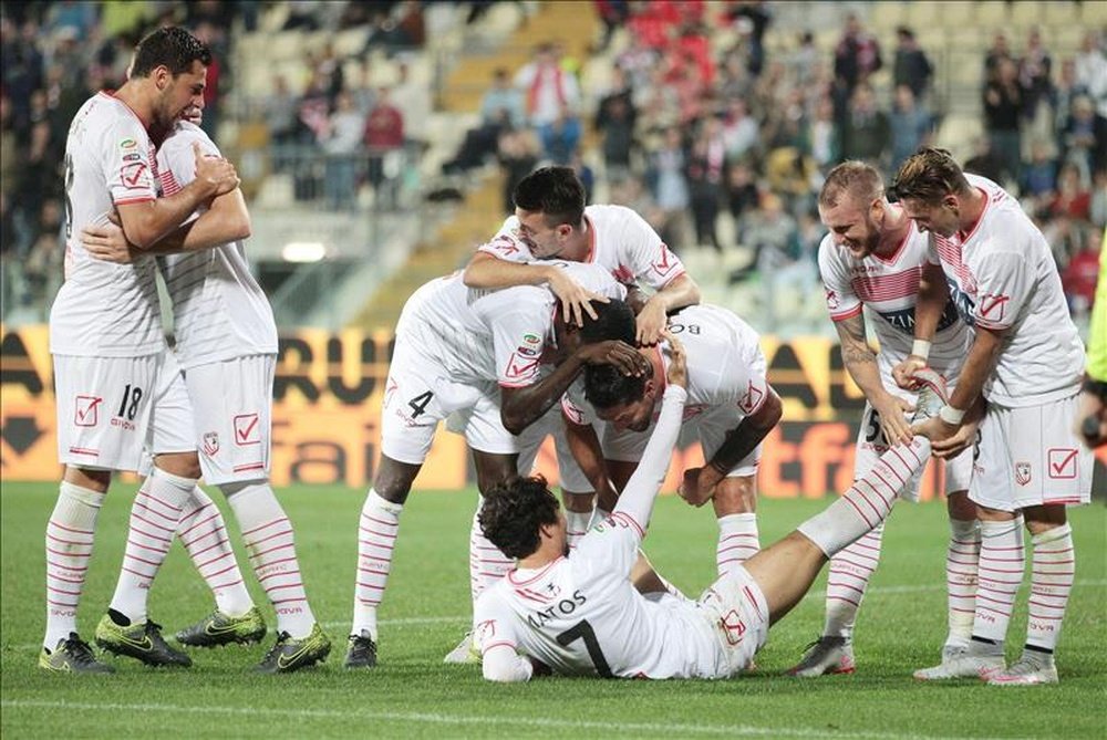 El jugador del Carpi Ryder Matos (abajo) celebra con sus compañeros un gol durante el Carpi FC- Torino FC en el Alberto Braglia Stadium en Modena, Italia. EFE/EPA