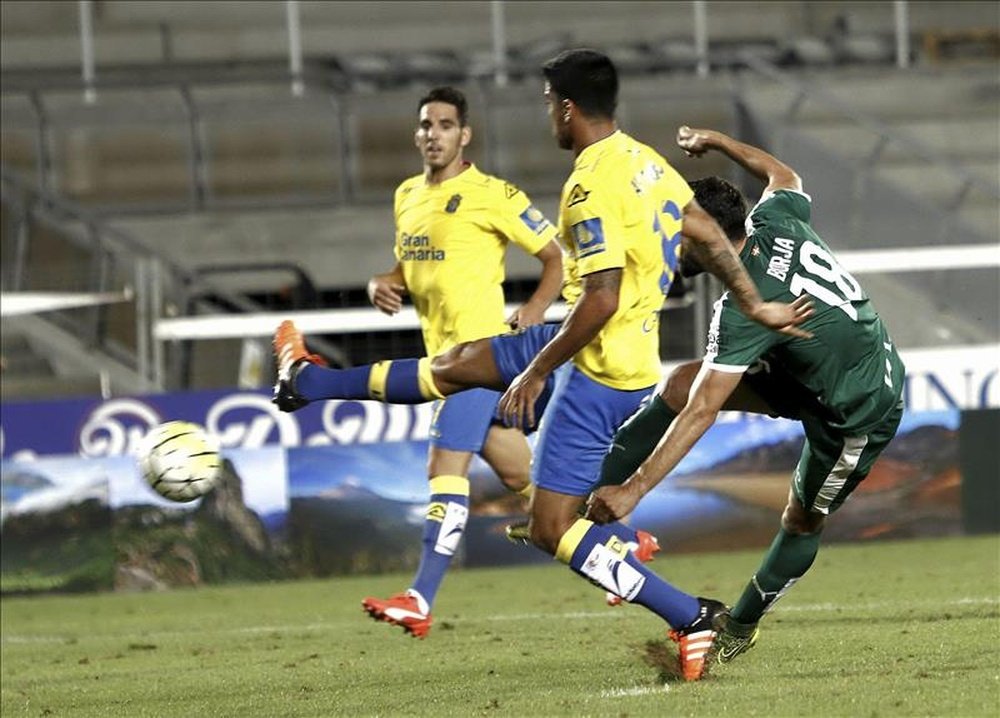 El delantero del Eibar, Borja González (d), golpea el balón para conseguir el segundo gol del equipo ibarrés, durante el encuentro correspondiente a la séptima jornada de primera división que disputaron frente al U. D. Las Palmas en el Estadio de Gran Canaria. EFE