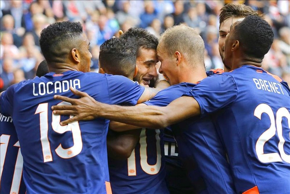 El uruguayo del PSV Eindhoven Gastón Pereiro (c) celebra con sus compañeros uno de los goles de su equipo durante el clásico holandés que han jugado Ajax Amsterdam y PSV Eindhoven en Amsterdam, Netherlands, Holanda. EFE/EPA/